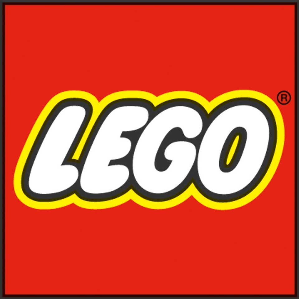 Логотип LEGO образца 1973 года: белые буквы с чёрной и жёлтой обводкой на красном квадрате